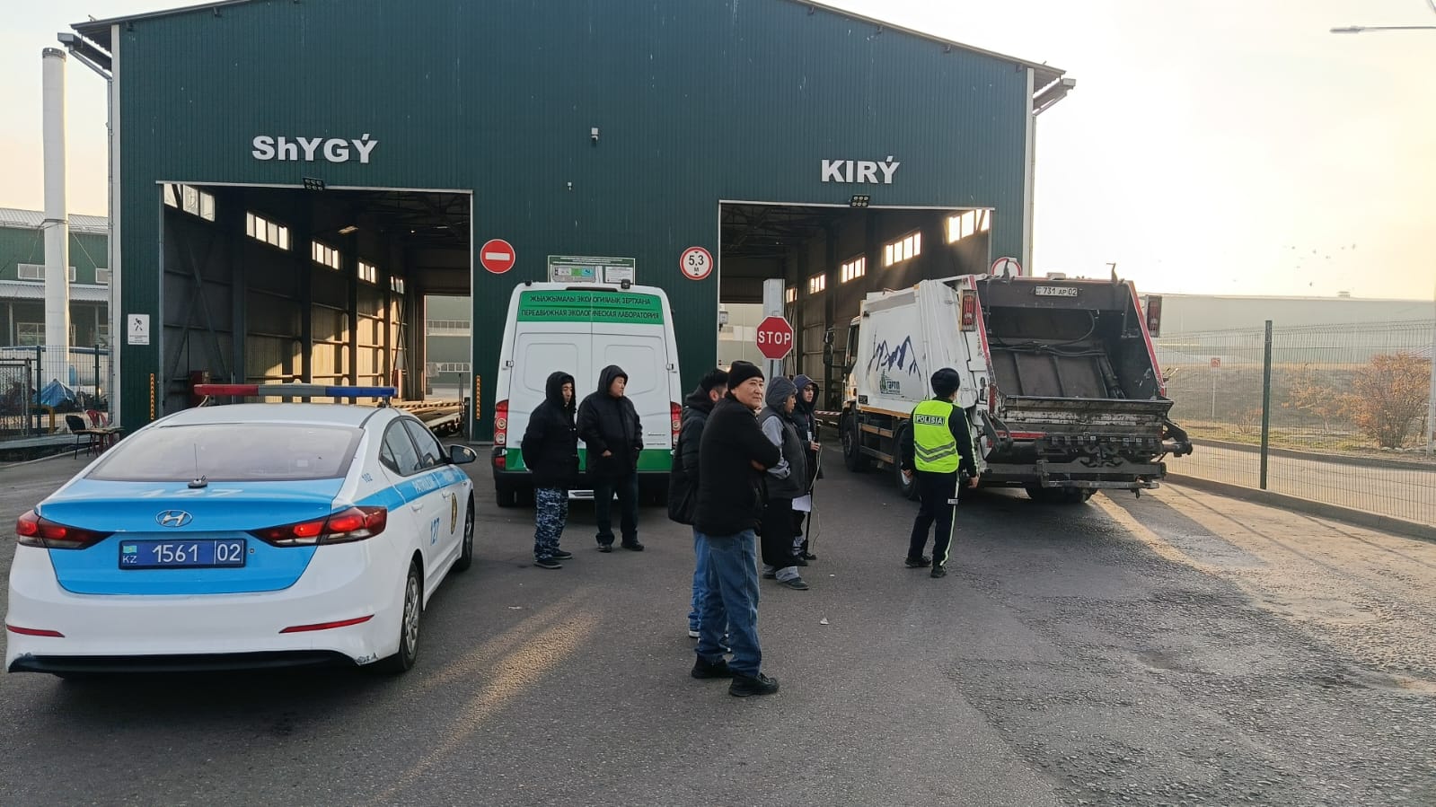 В Алматы стартовали замеры выхлопных газов мусоровывозящей техники