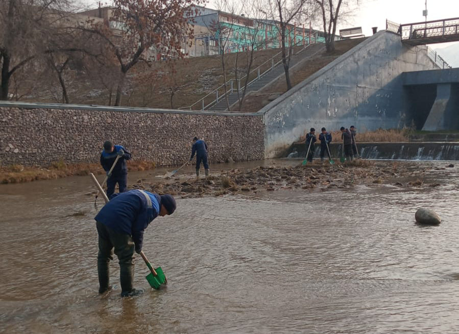 ТОО «Eco Almaty» продолжила работы по очистке русла реки Есентай.