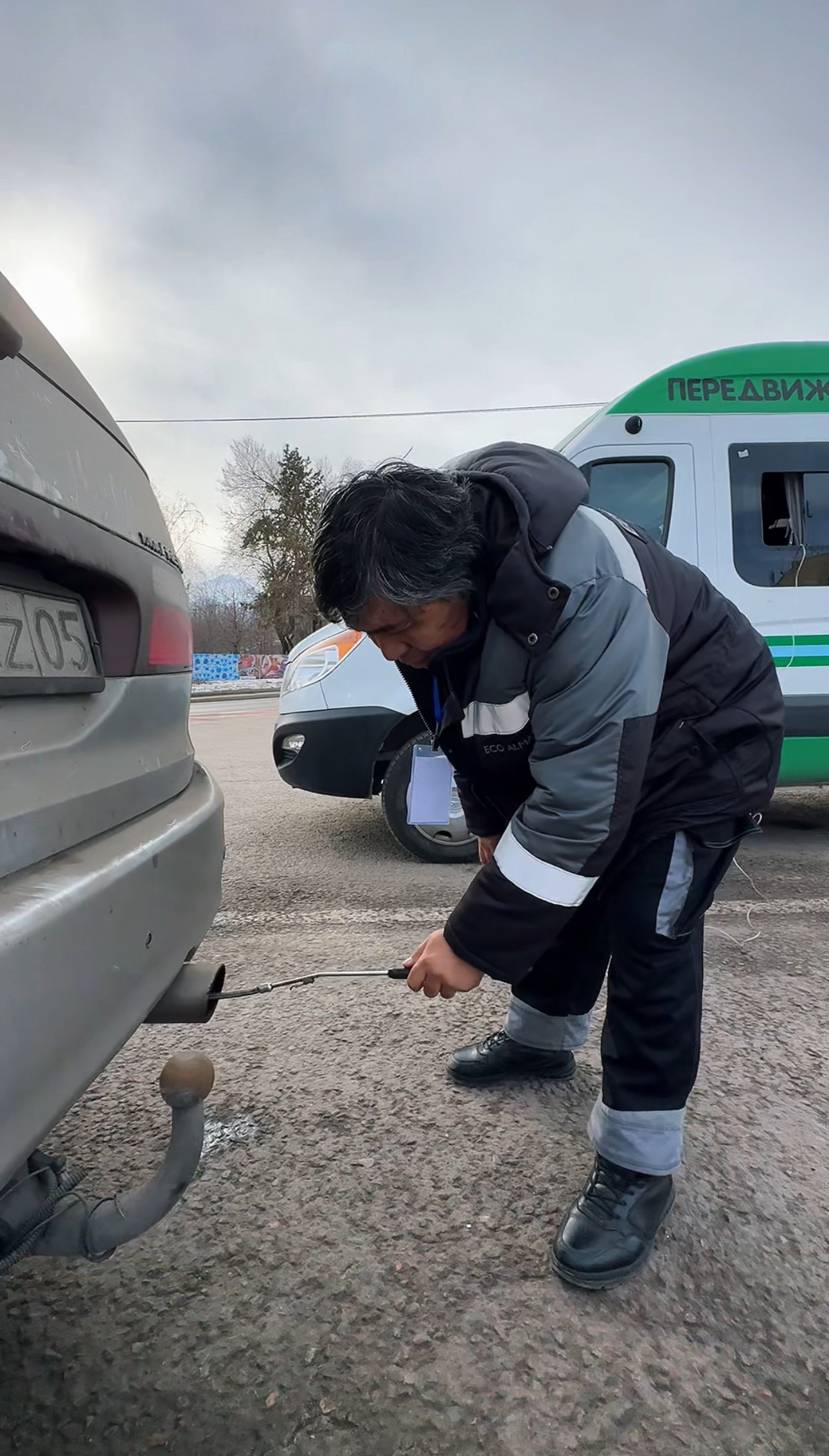 Специалисты передвижной экологической лаборатории ТОО «EcoAlmaty» совместно с сотрудниками дорожной полиции проводят рейды по выявлению автотранспорта с превышением норм токсичности выхлопных газов.