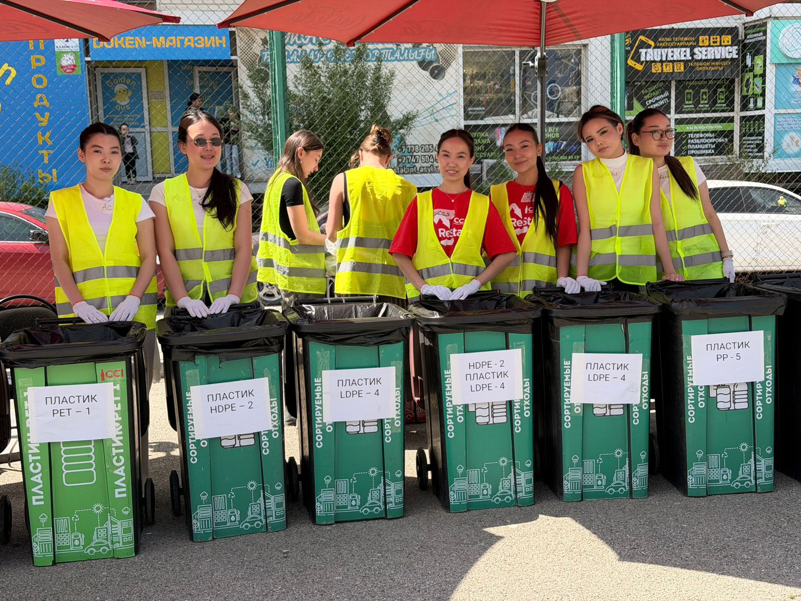В рамках экоакции «Зеленый сбор» жители сдали более 200 кг вторсырья и опасных отходов