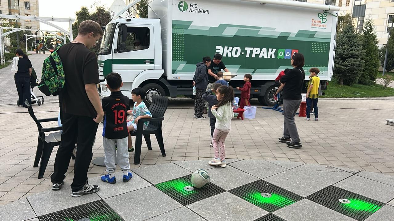 В Алматы Эко-Трак продолжает выездные акции по сбору вторсырья: следующая остановка — школа-гимназия № 209